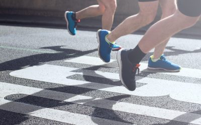 synchronized-legs-of-marathon-runners-e1646897111578.jpg